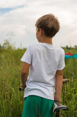 Güneşli bir günde dışarıda Bisiklete binmek çocuk