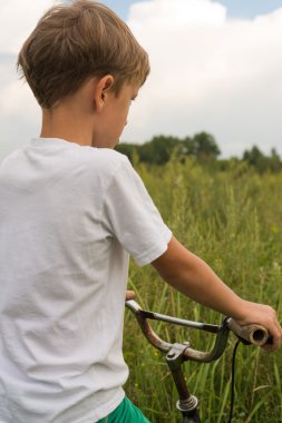 Güneşli bir günde dışarıda Bisiklete binmek çocuk