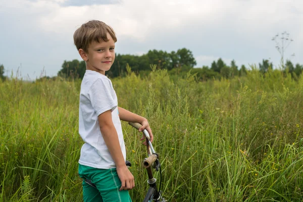 Ragazzo in bicicletta all'aperto in una giornata di sole — Foto Stock