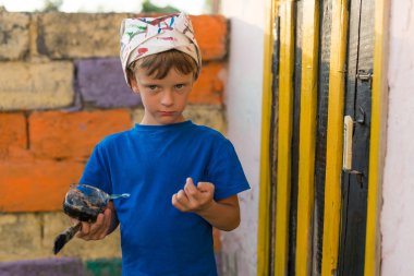 Çocuk Boyama işleri boya açık havada yaz gerçekleştirir