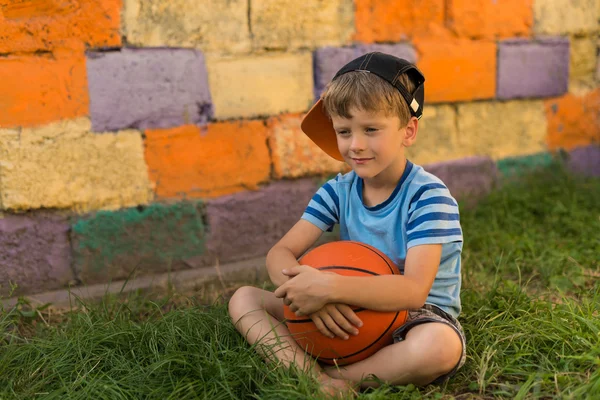 男孩在草地上的篮球球 — 图库照片