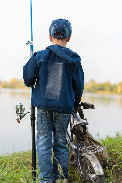 Bambino che viaggia sul fiume — Foto Stock