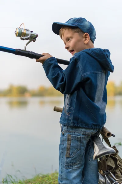 Bambino che viaggia sul fiume — Foto Stock