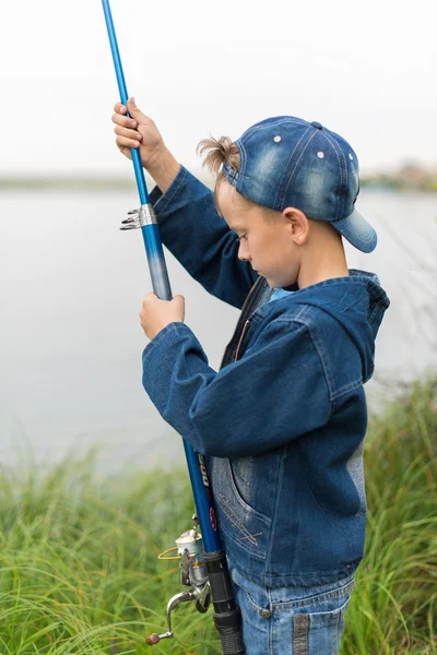 Bambino su una pesca estiva sulla riva — Foto Stock