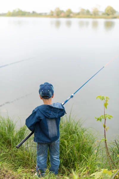 Bambino su una pesca estiva sulla riva — Foto Stock