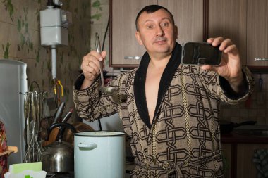 Ev halkı, çevre dostu bir yemeğin hazırlanma zamanında fotoğraf çeker (yapar). Ürünler eski tarihe göre kullanılır. Faydalı vitaminler.