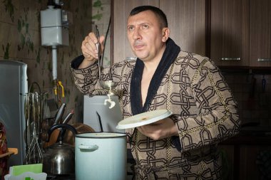 Ev halkı vejetaryen ürünlerden çorba (tat) dener. Kullanışlı bir sebze yemeği tarifi kullanıyor..