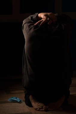 Bu adam gelecekteki yaşamına dalmış durumda. Sırtı izleyiciye dönük. Koyu renk bir gömlekle çıplak ayakla. Elimizde virüsten korunan tıbbi bir maske var. Gelecek belirsiz ve bilinmez. Kurtuluş umudu. Adam yansımaya dalmış.