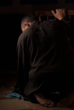 Bu adam gelecekteki yaşamına dalmış durumda. Sırtı izleyiciye dönük. Koyu renk bir gömlekle çıplak ayakla. Elimizde virüsten korunan tıbbi bir maske var. Gelecek belirsiz ve bilinmez. Kurtuluş umudu. Adam yansımaya dalmış.