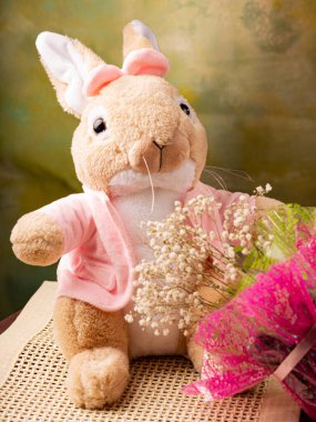 Kutsal Paskalya tatili. Tavşan pişmiş yiyecekler ve boyalı tavuk yumurtaları. Sepet, söğüt ağacı ve çiçekler. Gelenek ve Din. Durgun hayat.