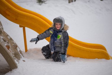 mutlu çocuklar kızak sürme keyfi