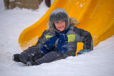 mutlu çocuklar kızak sürme keyfi