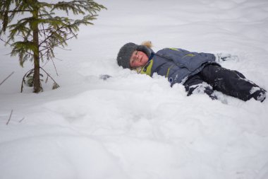 mutlu çocuklar kızak sürme keyfi