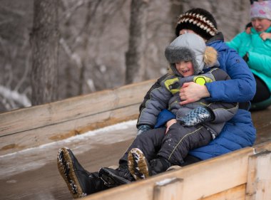 mutlu çocuklar kızak sürme keyfi
