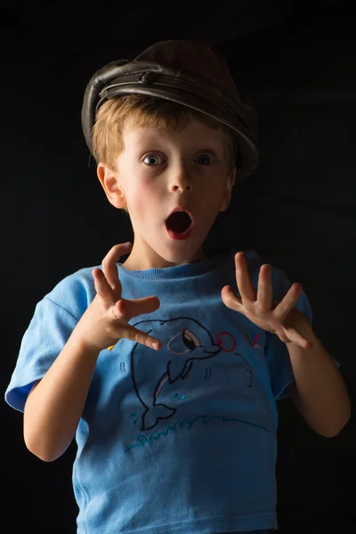 Retrato de riso menino no fundo cinza — Fotografia de Stock