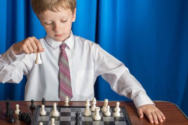 satranç oynayan bir boy