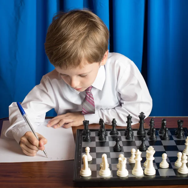 체스 하는 소년 — 스톡 사진