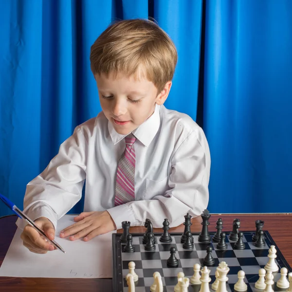 Jongen Schaken — Stockfoto