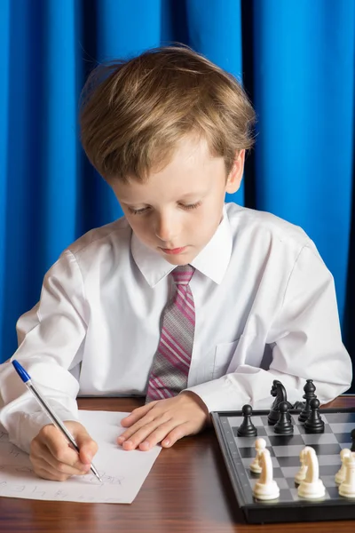 Jongen Schaken — Stockfoto