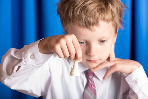 Junge spielt Schach — Stockfoto