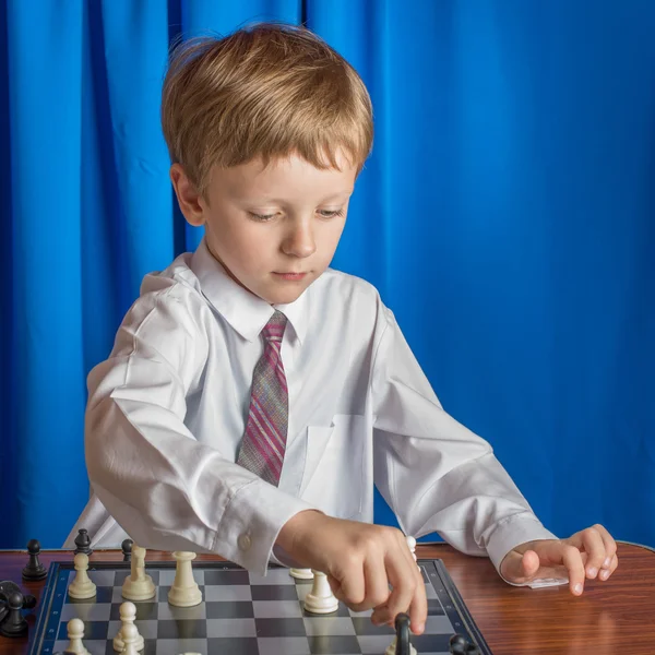Fiú sakkozni — Stock Fotó