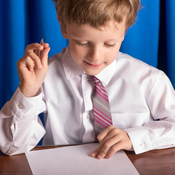 Chlapec píše na jeden list papíru — Stock fotografie