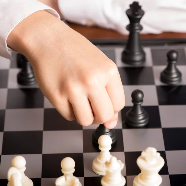 체스와 손 근접 촬영 — 스톡 사진