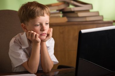 çocuk masasında dizüstü bilgisayar ile