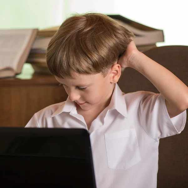 Junge mit Laptop am Tisch — Stockfoto