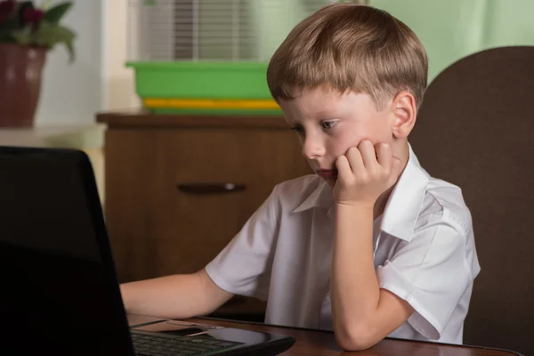 Junge mit Laptop am Tisch — Stockfoto