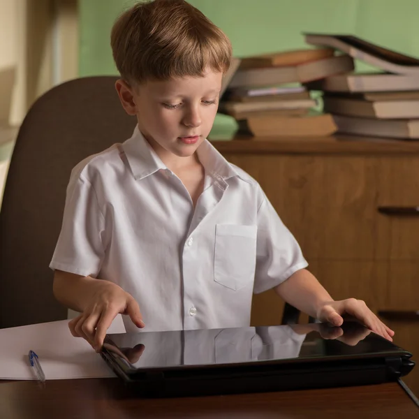 Junge mit Laptop am Tisch — Stockfoto