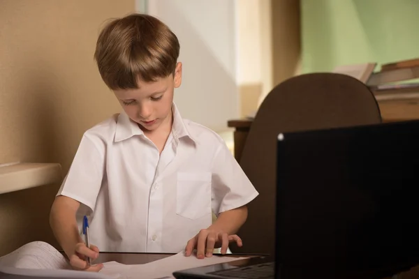 Junge mit Laptop am Tisch — Stockfoto
