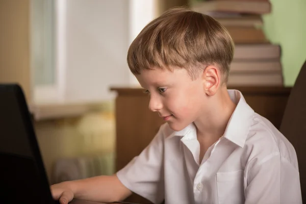Junge mit Laptop am Tisch — Stockfoto