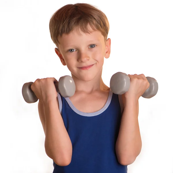 Junge blaues Hemd bei Übungen mit Kurzhanteln über weißem Rücken — Stockfoto