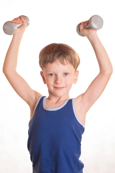 Camisa azul niño haciendo ejercicios con pesas sobre fondo blanco — Foto de Stock