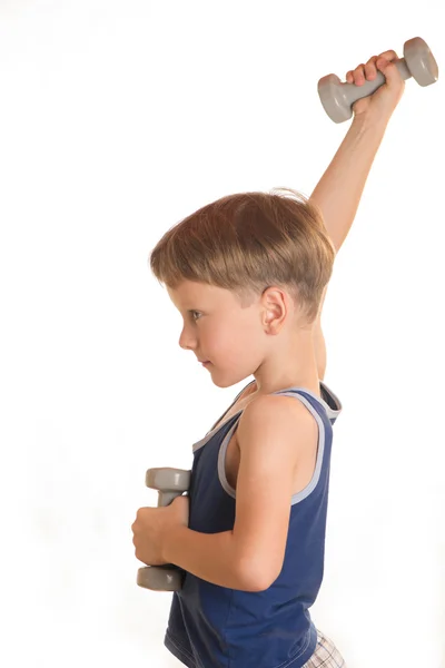 Camisa azul menino fazendo exercícios com halteres sobre backgro branco — Fotografia de Stock