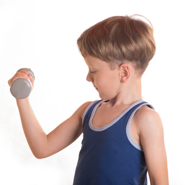 Camisa azul niño haciendo ejercicios con pesas sobre fondo blanco — Foto de Stock