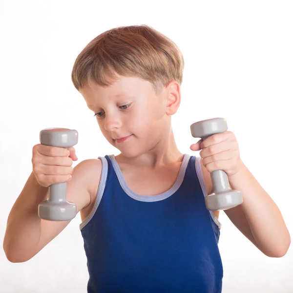 Camisa azul niño haciendo ejercicios con pesas sobre fondo blanco — Foto de Stock