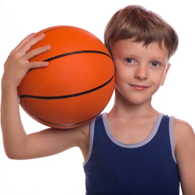 Bir shoulde üzerinde bir basketbol topu koyarak çocuk