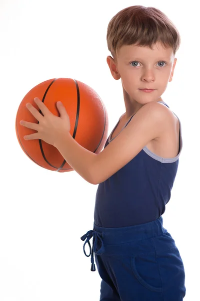 Der Junge warf einen Basketballball mit zwei Händen — Stockfoto