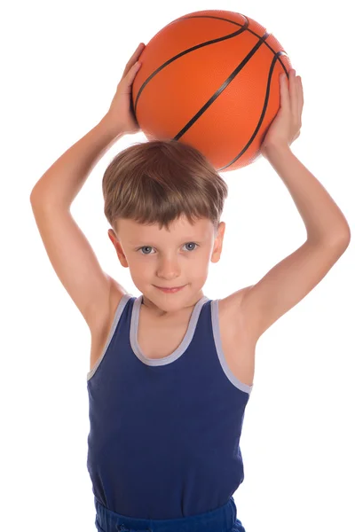 Chico sostuvo una pelota de baloncesto sobre una cabeza —  Fotos de Stock