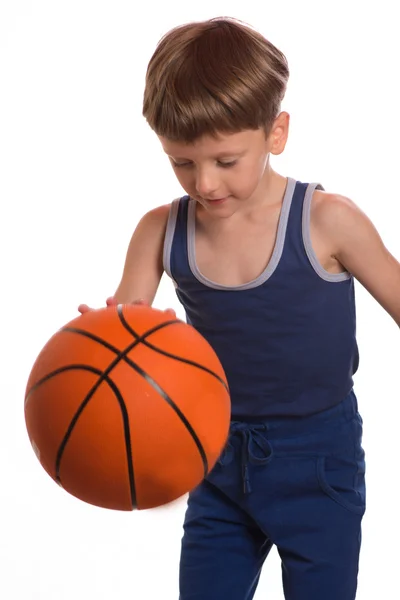 Der Junge schlug einen Basketballball vom Boden — Stockfoto