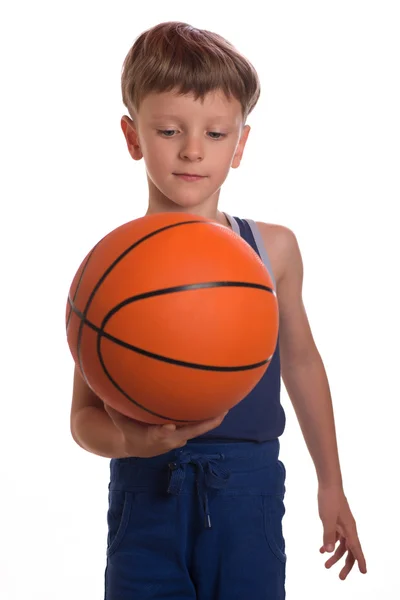 Der Junge hielt einen Basketballball an einer Hand — Stockfoto