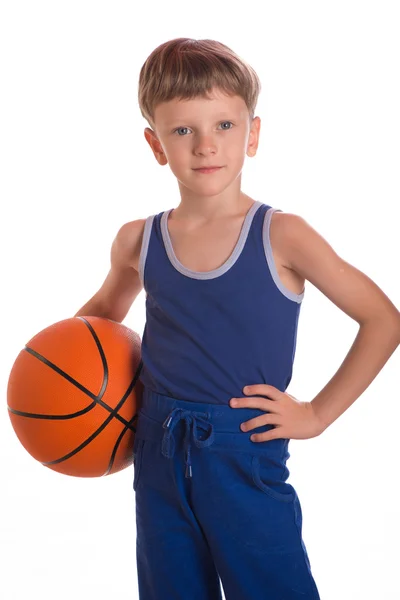 De jongen hield een basketbal bal naar een hi — Stockfoto