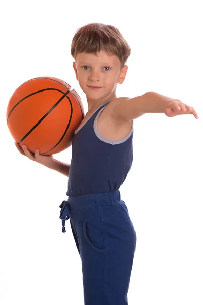 O menino segurou uma bola de basquete uma mão — Fotografia de Stock