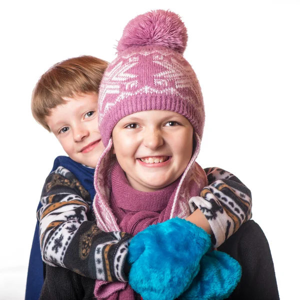 Хлопчик і дівчинка в зимовому одязі — стокове фото