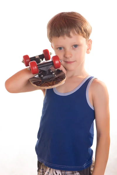 这个男孩正在玩滑板 — 图库照片