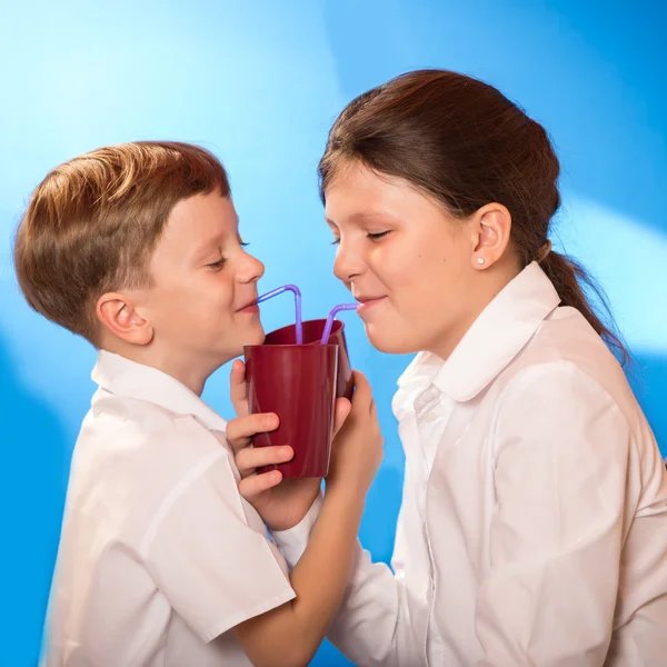 El niño y la niña borrachos de una taza — Foto de Stock