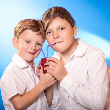 çocuk ve bir fincan sarhoş kız