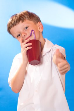 çocuğun içtiği bir içecek bir tubul